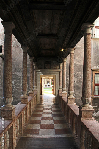 Fotografía passaggio coperto tra Castelvecchio e il cortile dei Leoni; Castello del Buoncon