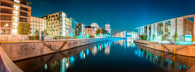 Fototapete - Berlin government district with Spree river at twilight, central Berlin Mitte, Germany