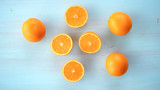 Pomarańcze leżące na błękitnym kuchennym blacie