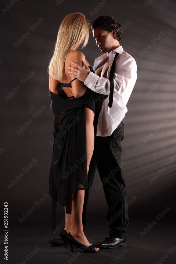 Eine Frau und ein Mann zärtlich beim Entkleiden vor dem Sex Stock Photo