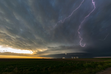 Wall Mural - a supercell thunderstorm with lightning over northeastern colorado at sunset