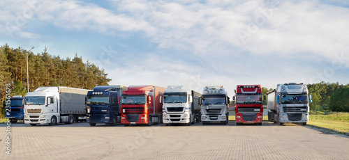 Fotografía A long range of various types and colors of trucks on a truck stop