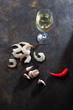 Krewetki. Krewetki surowe obrane z ogonkiem, kieliszek białego wina i czerwona papryczka chili na ciemnym tle