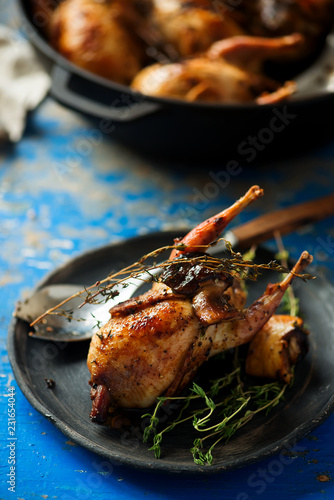 Fotografía quail stuffed with porcini mushrooms.