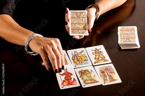 Fotografía Fortune teller reading a deck of Tarot Cards