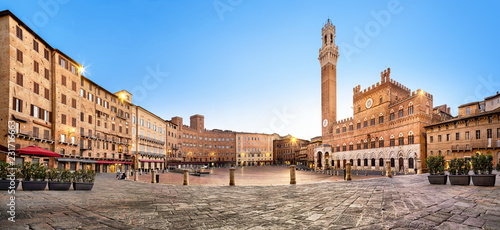 Panorama Of Siena Italy Piazza Del Campo Square With Gothic Town Hall Building And Tower Adobe Stock でこのストック画像を購入して 類似の画像をさらに検索 Adobe Stock