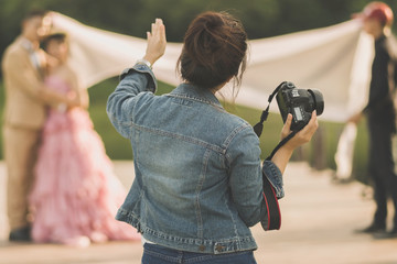 Photographer take pre-wedding photos of the bride and groom in t