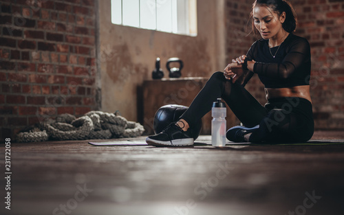 Αφίσα Woman tracking fitness progress on smart phone