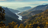 Fototapeta  - Río entre montañas en Güejar Sierra, Sierra Nevada, Andalucía, España, para fondo de pantalla