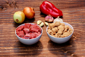 Two containers, one with beef in pieces and the other with soybeans also in pieces, also seasoning, onion, garlic and red pepper