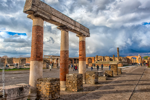 Plakat Archeologiczne ruiny Pompei w regionie Kampania we Włoszech, w Europie. Erupcja Wezuwiusza, wulkan w pobliżu miasta Pompeje,