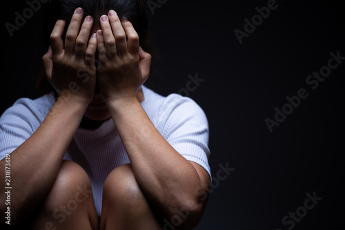 Cuadros en Lienzo Sadness of a woman in the dark
