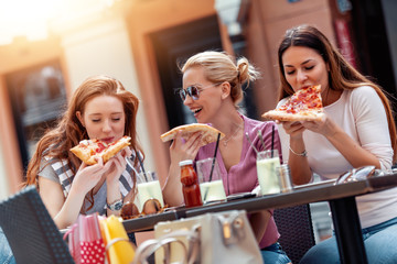 Canvas Print - Friends enjoying in cafe