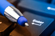 Kugelschreiber auf Tastatur - Symbolfoto für Business