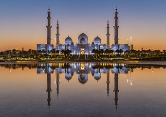 Wall Mural - The Sheikh Zayed Grand Mosque in Abu Dhabi after sunset with reflection