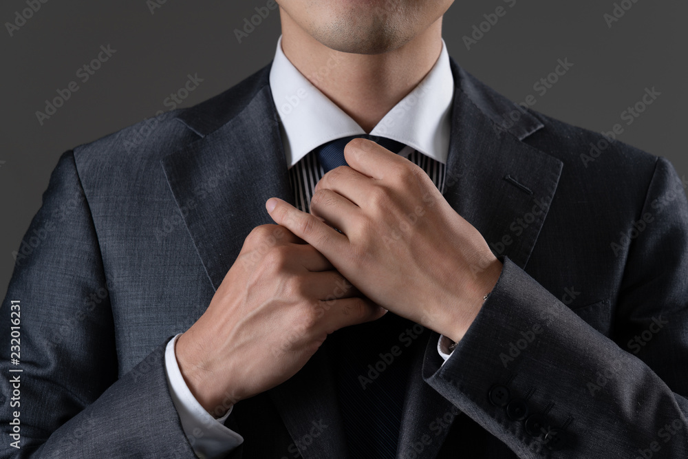 ネクタイを締めるビジネスマン Stock Gamesageddon