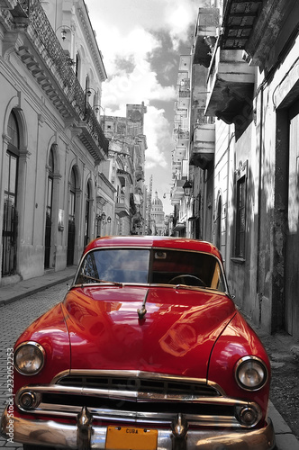 Dekoracja na wymiar  retro-samochod-czerwony-i-czarno-biale-zdjecie-starej-ulicy-hawany-kuba-zdjecie-artystyczne