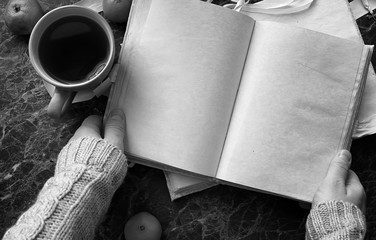 Canvas Print - blank pages opened vintage book on the table