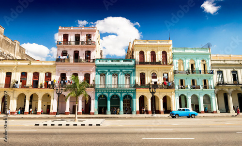 Photo Havana street with colorful buildings high resolution panorama