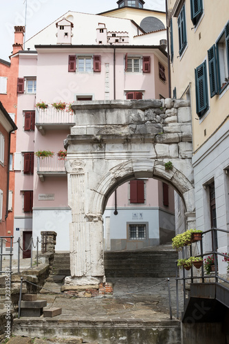 Fotografia  Narrow street in Trieste, Italy