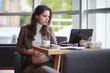 © alexkich - Pregnant woman working on computer in cafe
