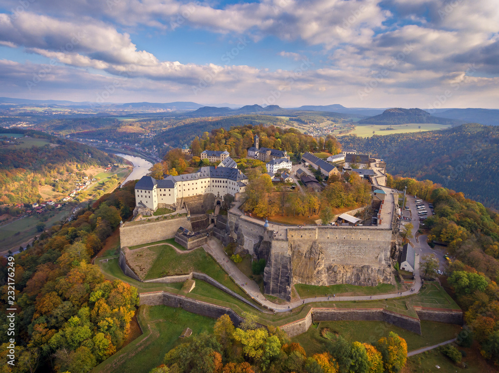 
Königstadt, sächsische Schweiz, Festung Königstein im Herbst. - obrazy, fototapety, plakaty 