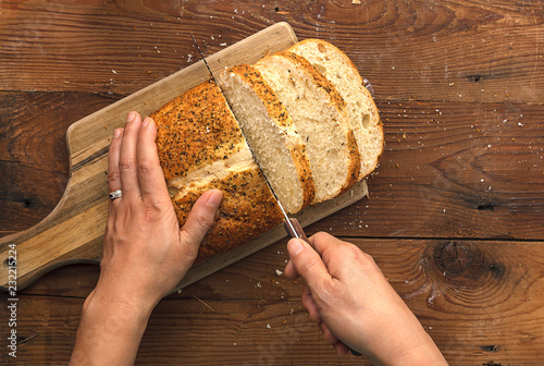 Fotografía Slicing through a loaf of bread.