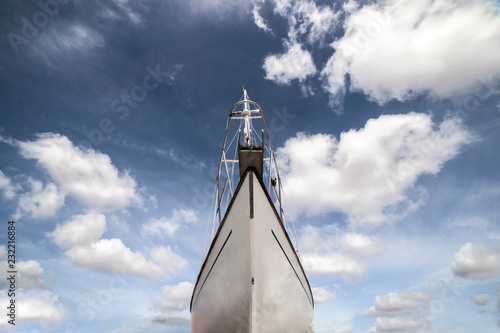 Fotografía Sailboat prow. Low angle front view