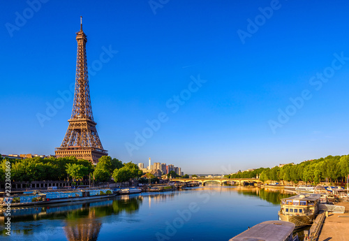 Zdjęcie XXL Widok z wieży Eiffla i Sekwany o wschodzie słońca w Paryżu, Francja. Wieża Eiffla to jeden z najbardziej charakterystycznych punktów orientacyjnych Paryża