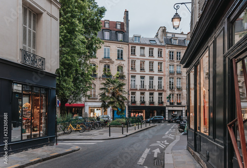 Obraz uliczka francuska  przytulna-ulica-w-paryzu-francja