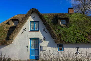 schönes altes Friesen Haus, typische Architektur, Reetdachhaus, Bauernhaus, Eiderstedt,