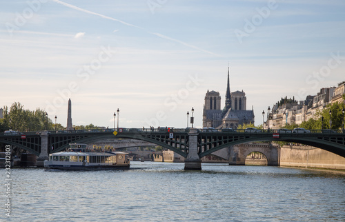 Plakat Paryż, Francja, 8 września 2018 r. - Isle de la Cite z kościołem Notre Dame widziana z łodzi z Sekwany w Paryżu, Francja.