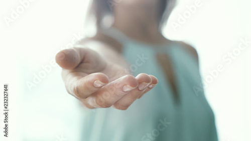 Fotografía Inviting invitation Gesture lends a helping hand by young woman