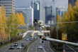 Verkehrsüberwachung durch Überwachungskamera über der Autobahn Nähe Messegelände in Frankfurt mit Hochhäusern im Hintergrund - Stockfoto