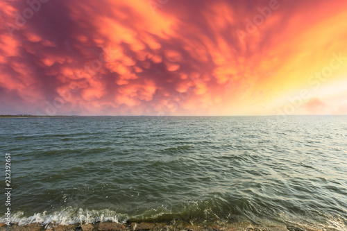 Foto Beautiful coastline and dramatic sky at sunset