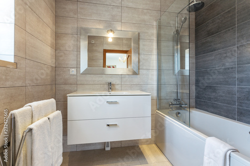 Cuadros en Lienzo Modern bathroom shower room with toilet and amenities.