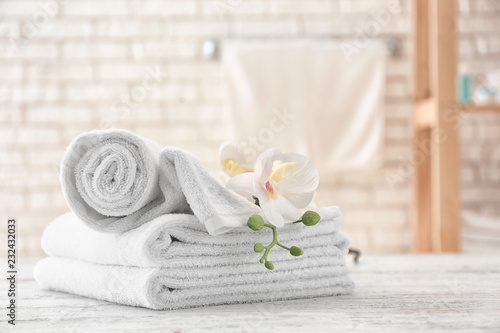 Cuadros en Lienzo Towels with flowers on light table
