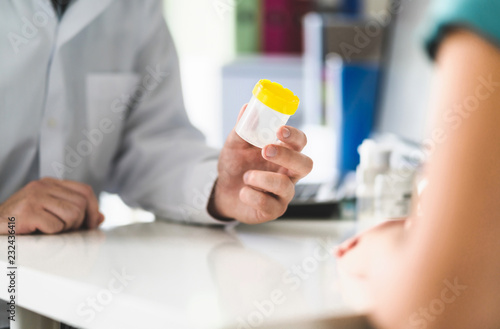 Cuadros en Lienzo Doctor, patient and urine test cup