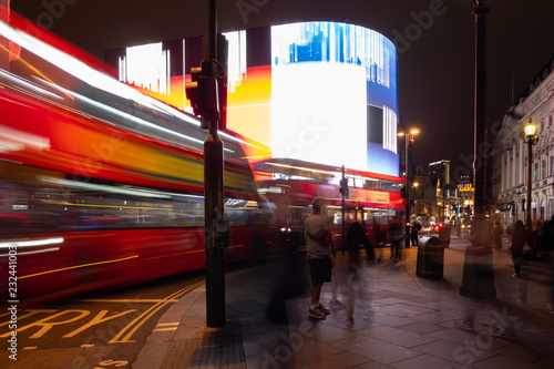 Cuadros en Lienzo Piccadilly Circus London bei Nacht mit Bus, Doppeldecker