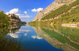 Fototapeta Góry - Reflets dans la l'eau de la Durance devant Sisteron.