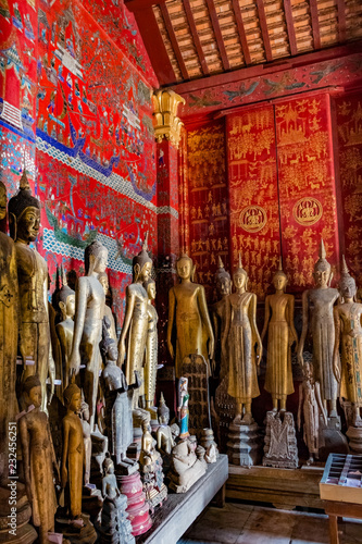 Fotografie, Obraz Ancient Buddha statues at Wat Xieng Thong, Luang Prabang, Laos