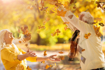 Canvas Print - Senior couple in autumn park