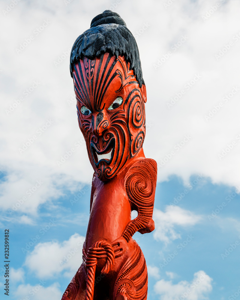 Foto de Stock Totem Pole, traditional Maori Carving, New Zealand, blue sky  background | Adobe Stock, image size:800x1000