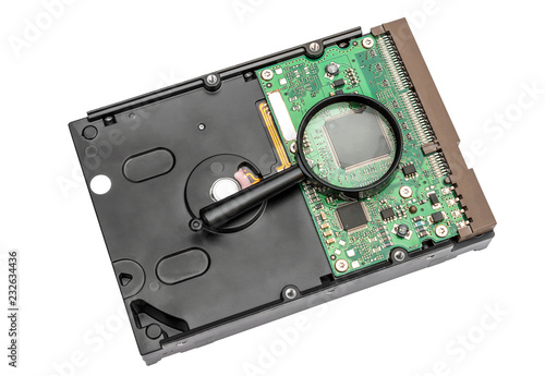Fotografia  Magnifying glass on the computer hard disk.