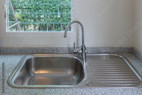 Fotografía  sink with faucet in kitchen room