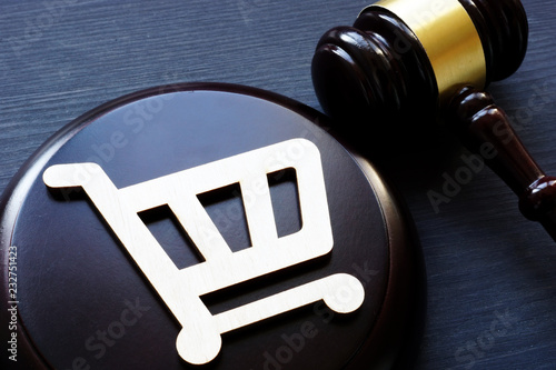 Fotografía Consumer rights. Shopping cart and gavel.
