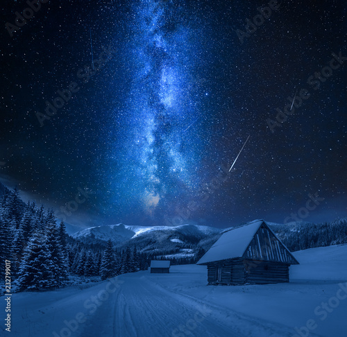 Zdjęcie XXL Milky sposób nad śnieżną drogą przy nocą, Tatrzańskie góry