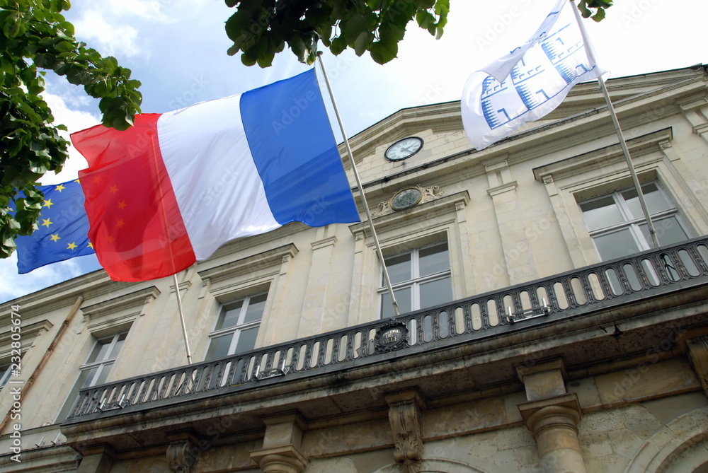 ville de Chinon, Hôtel de Ville, mairie et drapeaux au vent, Indre-et-Loire, France