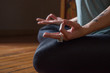 © ClicksdeMexico - mujer y hombre practicando posiciones de yoga, en una luz suave y relajado, concentracion y formas con las manos