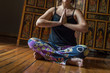 © ClicksdeMexico - mujer y hombre practicando posiciones de yoga, en una luz suave y relajado, concentracion y formas con las manos